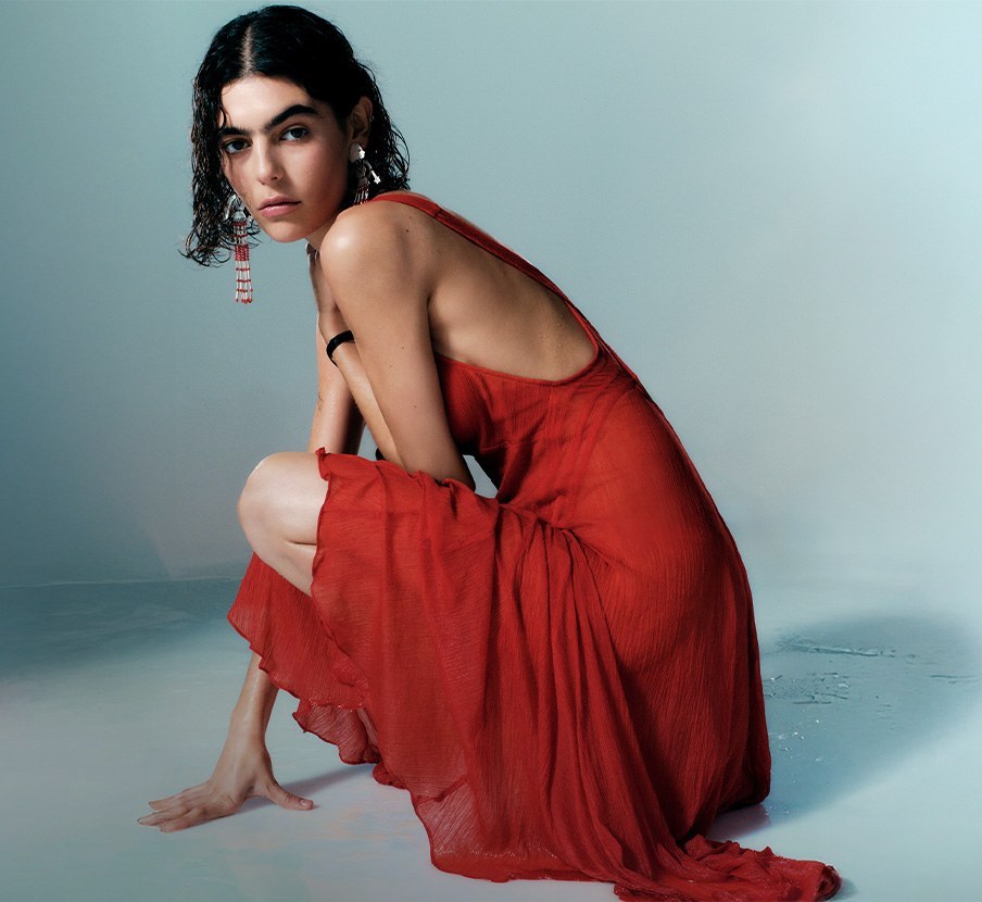 imagen de mujer con vestido naranja de VESTIDOS DE DÍA