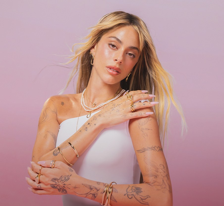 imagen de mujer con collar blanco de la marca PANDORA