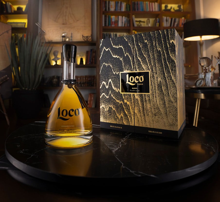 imagen de botella de tequila junto a una caja de madera de la marca LOCO