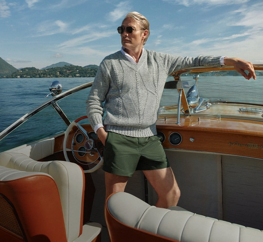 imagen de un hombre en un bote de la marca ERMENEGILDO ZEGNA
