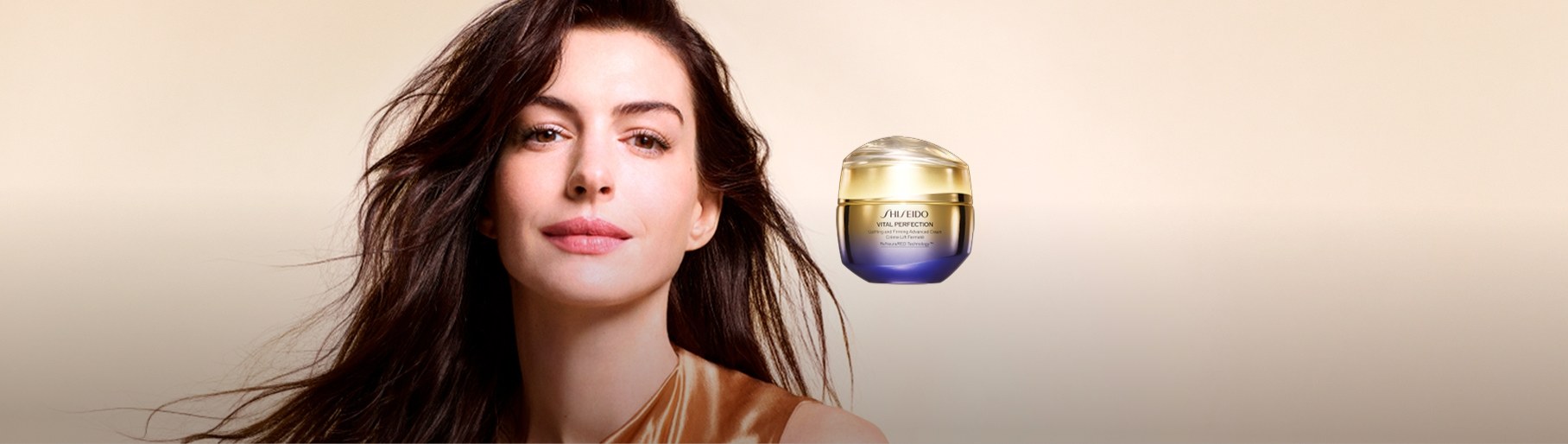 Imagen del rostro de una mujer a lado de ella un frasco de crema vital perfection de la marca SHISEIDO