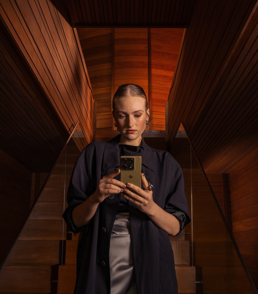 Imagen de mujer con celular de la marca MOTOROLA