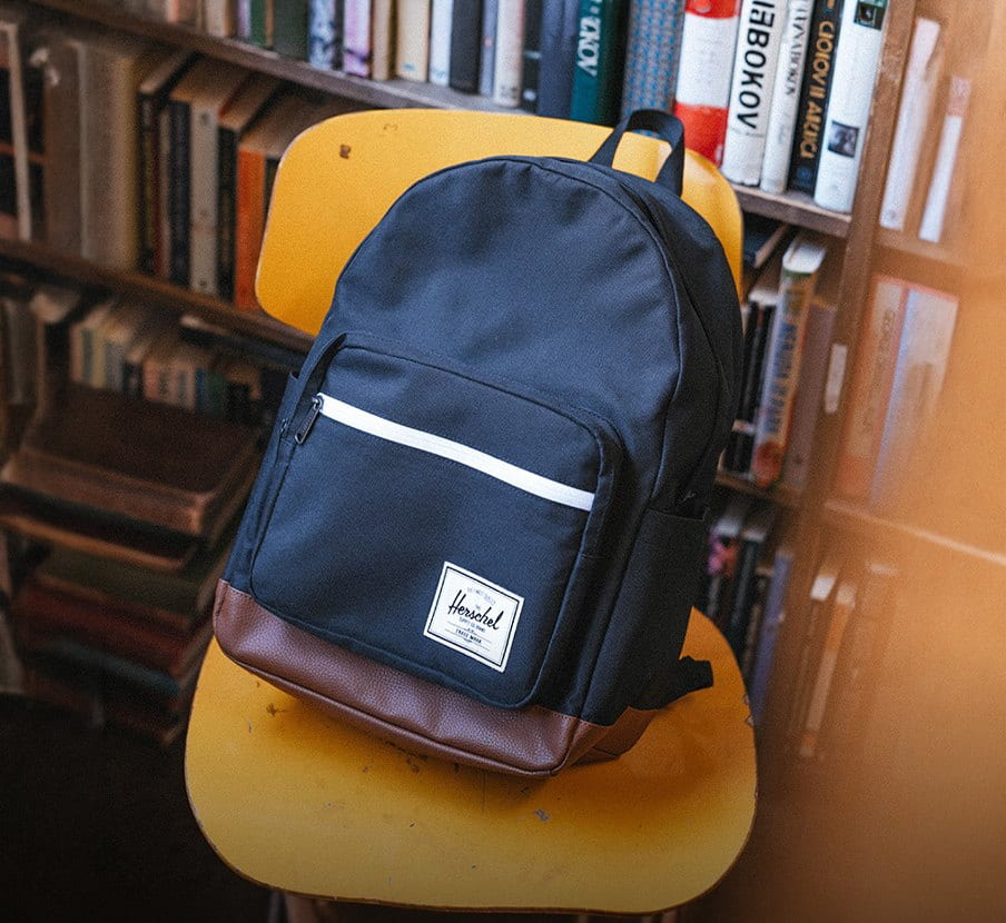 imagen de mochila azul de la marca HERSCHEL 