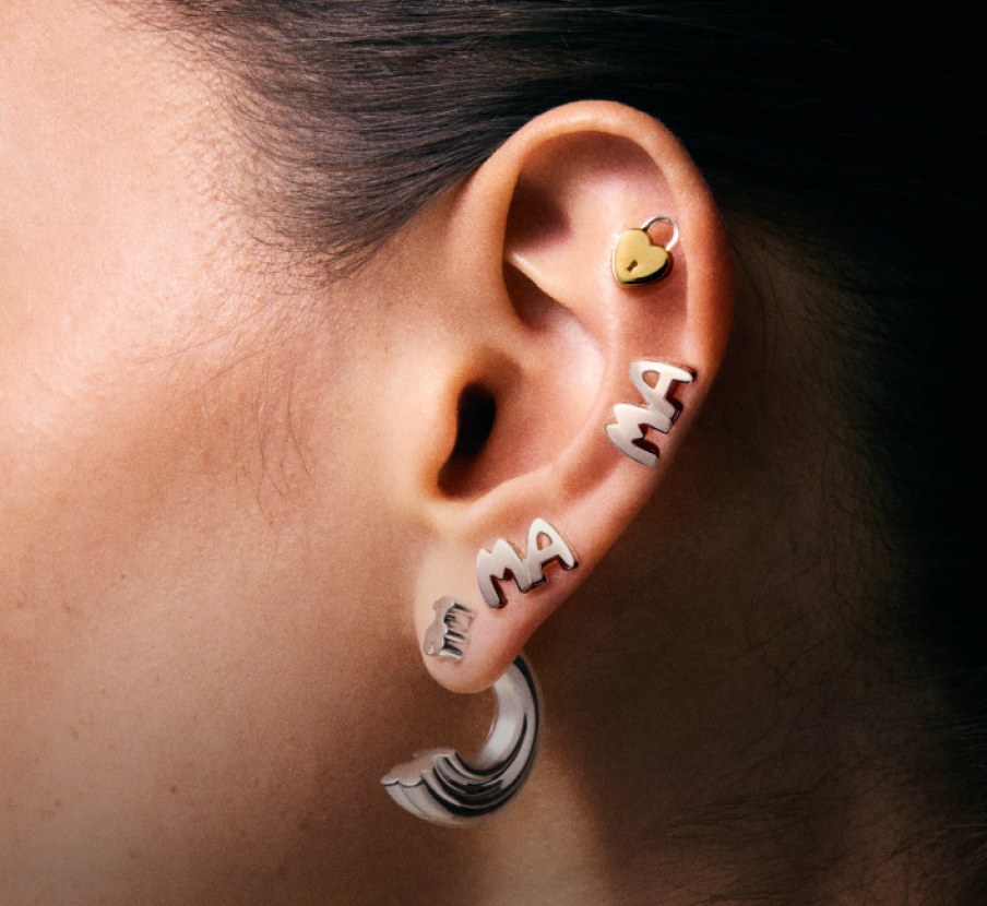 imagen de una mujer con arete plata de la marca TOUS